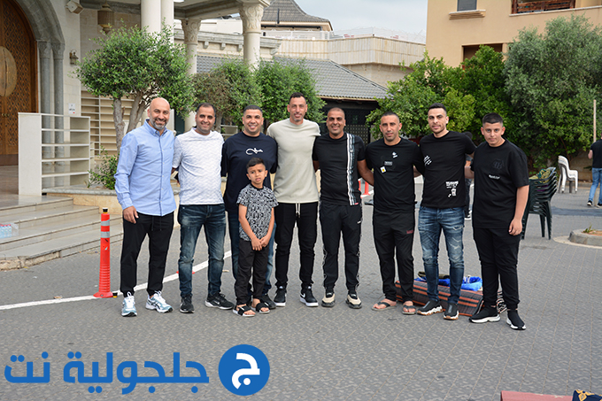 اهالي جلجولية يؤدون صلاة عيد الاضحى في ساحة مسجد الروضة في جلجولية 